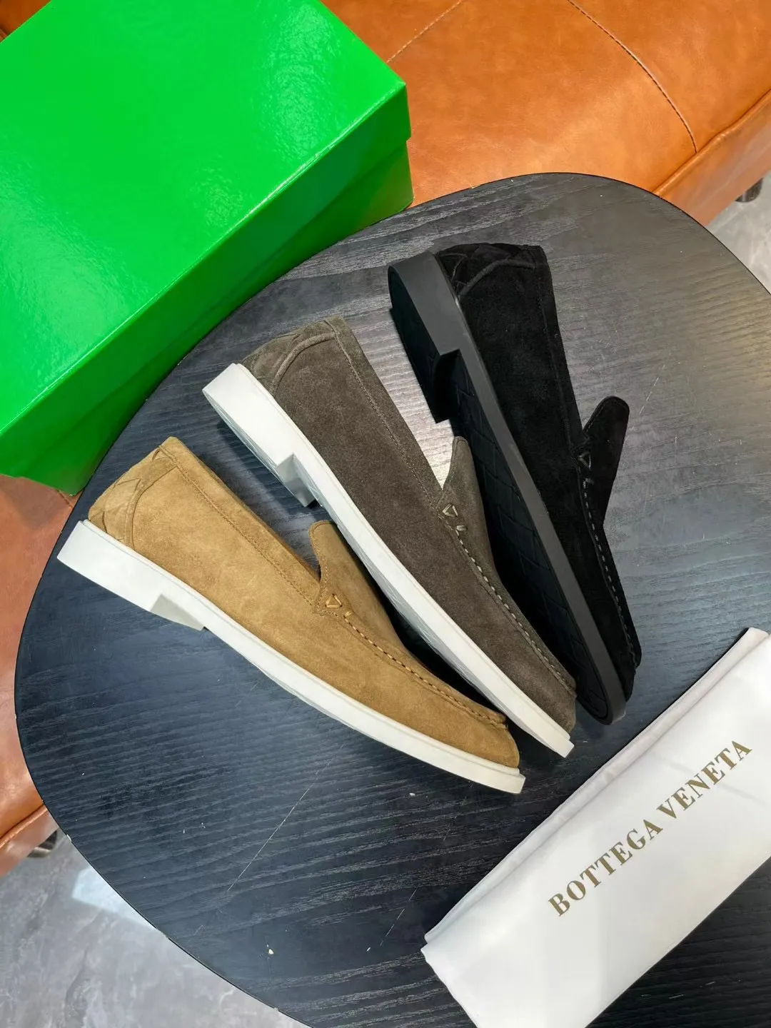 [BV] Top P: 780💰 Size: Male 39-44 (38.45 non-refundable) Bottega Veneta 2025 autumn and winter counter synchronization style. Bottega Veneta BV's new driving shoes have a slip-on design with suede upper, BV's unique weaving design on the heel, and a weaving pattern on the outsole.